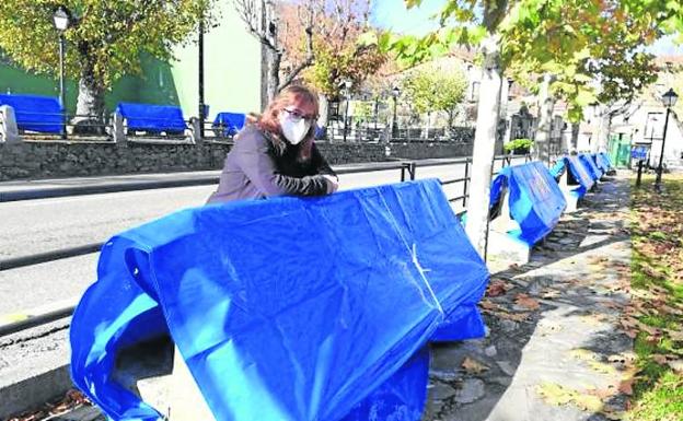 Anais Martínez se apoya sobre uno de los bancos que está protegido con un toldo. 