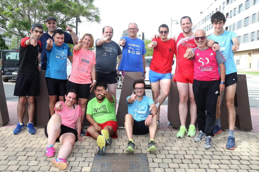 El grupo de deportistas riojanos de la FERDIS posa en el Adarraga. 