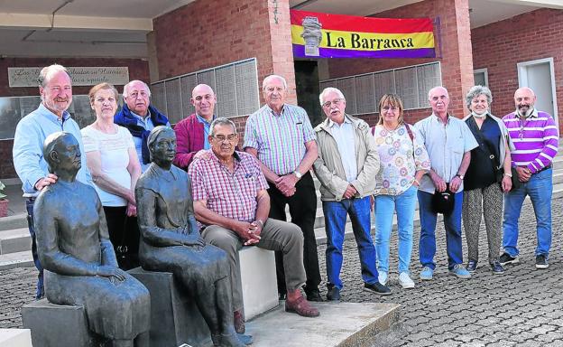 Ricardo Blanco y Pedro Navarro, presidente y secretario de 'La Barranca', con otros miembros de la coordinadora este jueves.