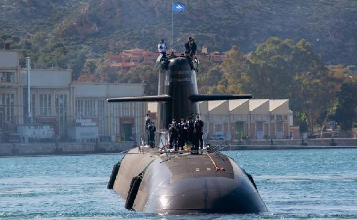 El nuevo submarino, con parte de su dotación sobre cubierta y en la vela, en el puerto.