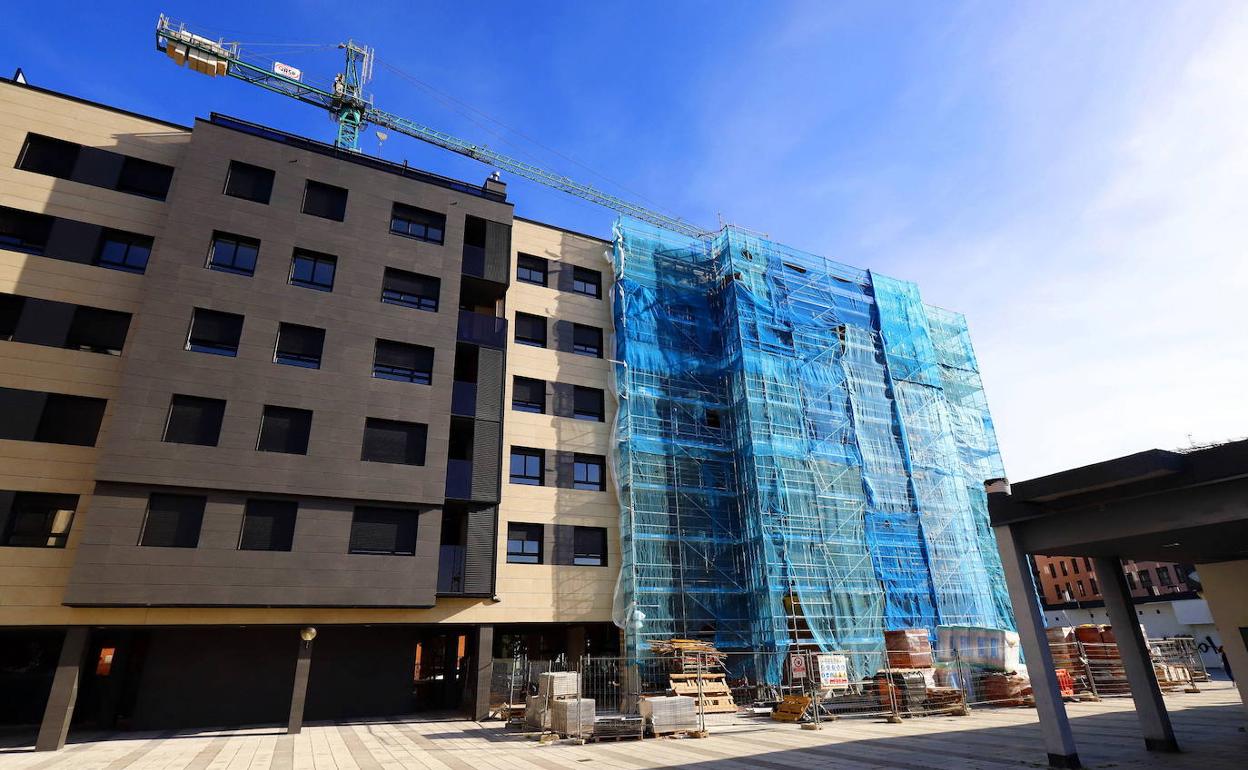 Construcción de viviendas en un barrio de Madrid. 