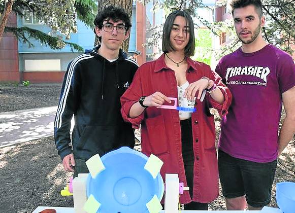 César Zamora, Sara Ruiz y Julen Pérez con su idea. Bol para volcar el contenido en recipientes sin riesgo de acerse. .