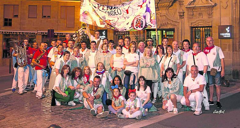 ‘Peña El Cachondeo’ frente al Palacio de Tejada.