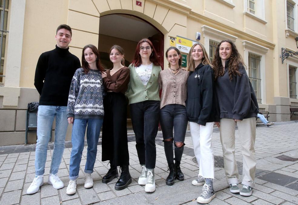 Los futuros universitarios, durante un descanso de su jornada de estudio. 