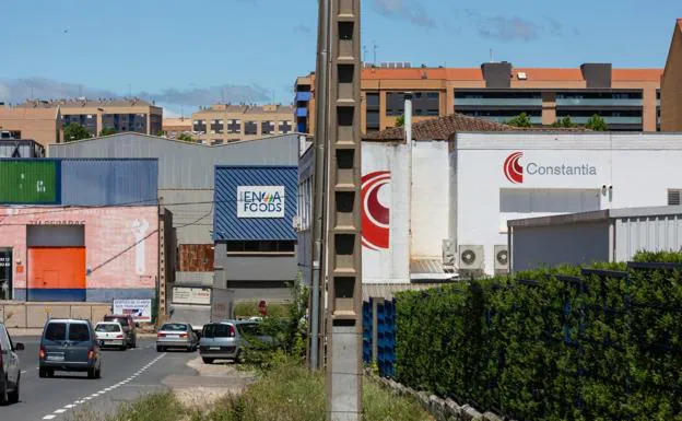 Instalaciones de Constantia-Tobepal entre la avenida de Burgos y la calle Pradoviejo. 