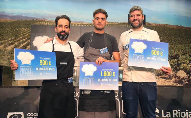 Imagen principal - Los ganadores: Josean Merino ('Delantal de Plata'), José Mari Goñi ('Delantal de Oro') y Sergio Gimeno ('Delantal de Bronce'). Abajo, público asistente a Riojafórum y los propietarios del Bar Gurugú, Begoña Velasco y Santiago Iturrioz, con sus nieto. 