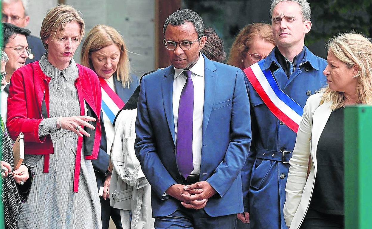 El ministro de Educación y Juventud, Pap Ndiaye, durante una visita al colegio Bois d'Aulne al noroeste de París.