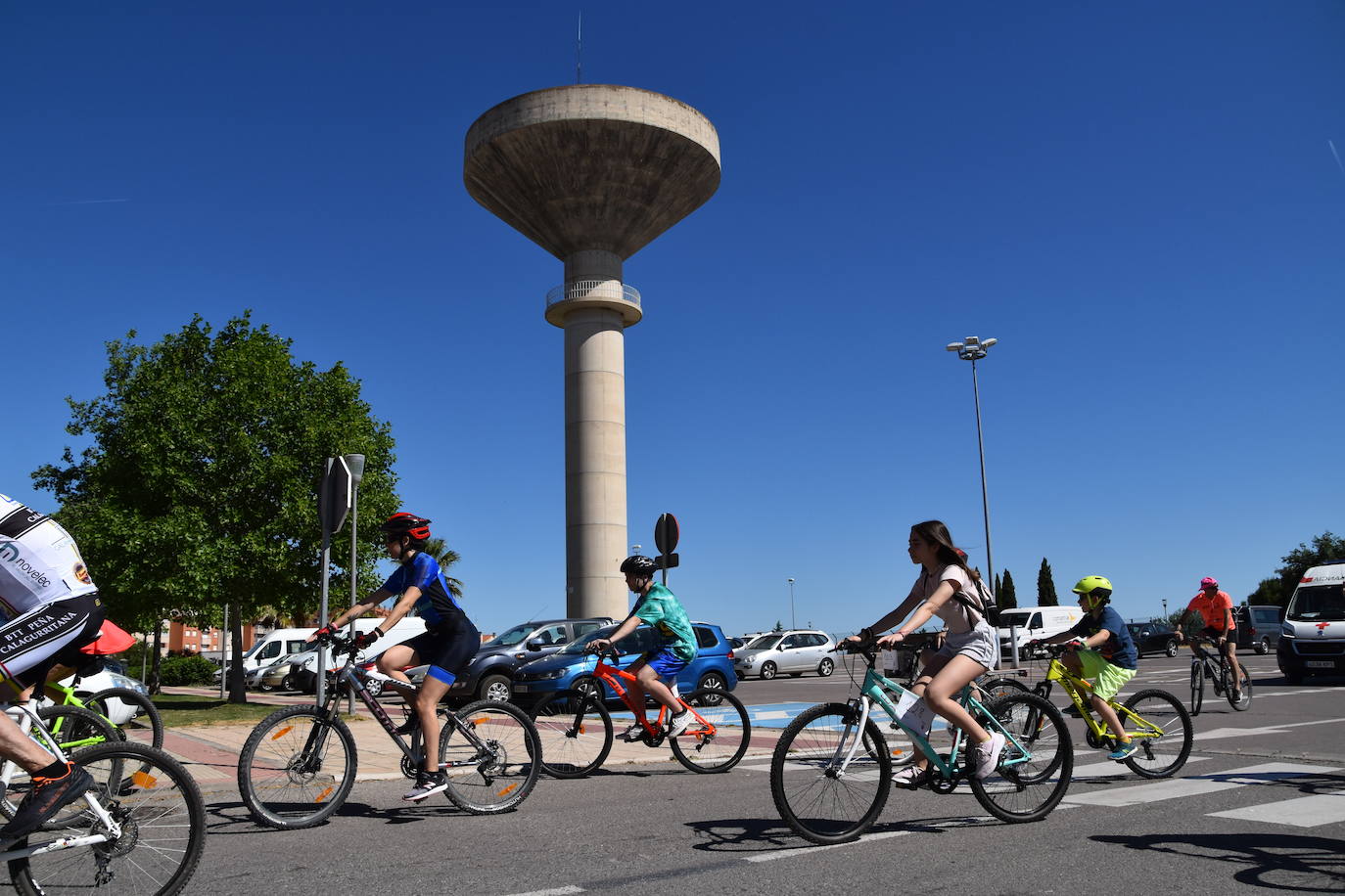 Fotos: En bici contra el cáncer por las calles de Calahorra