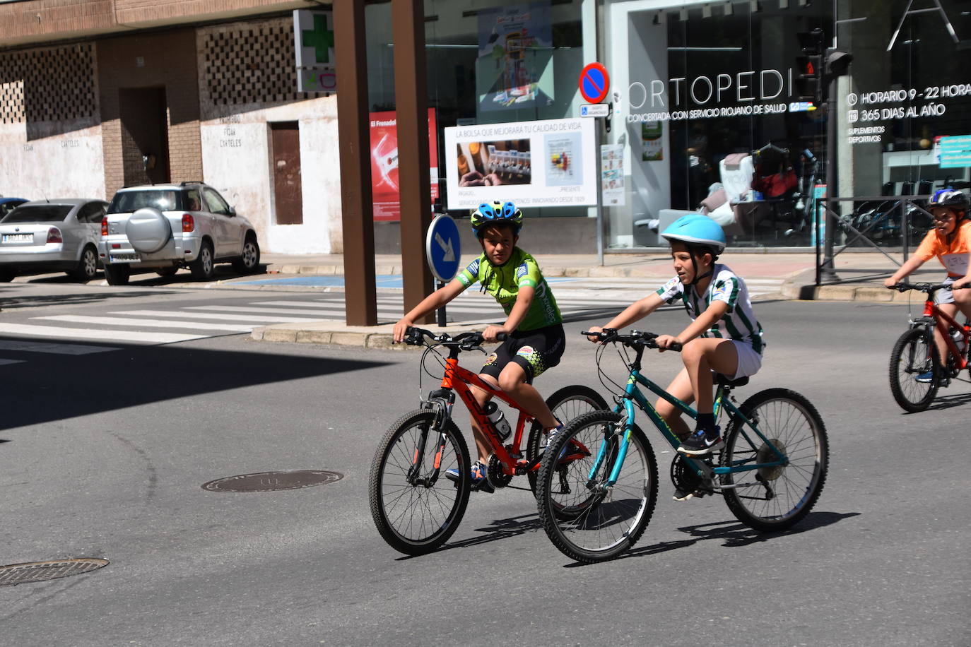 Fotos: En bici contra el cáncer por las calles de Calahorra