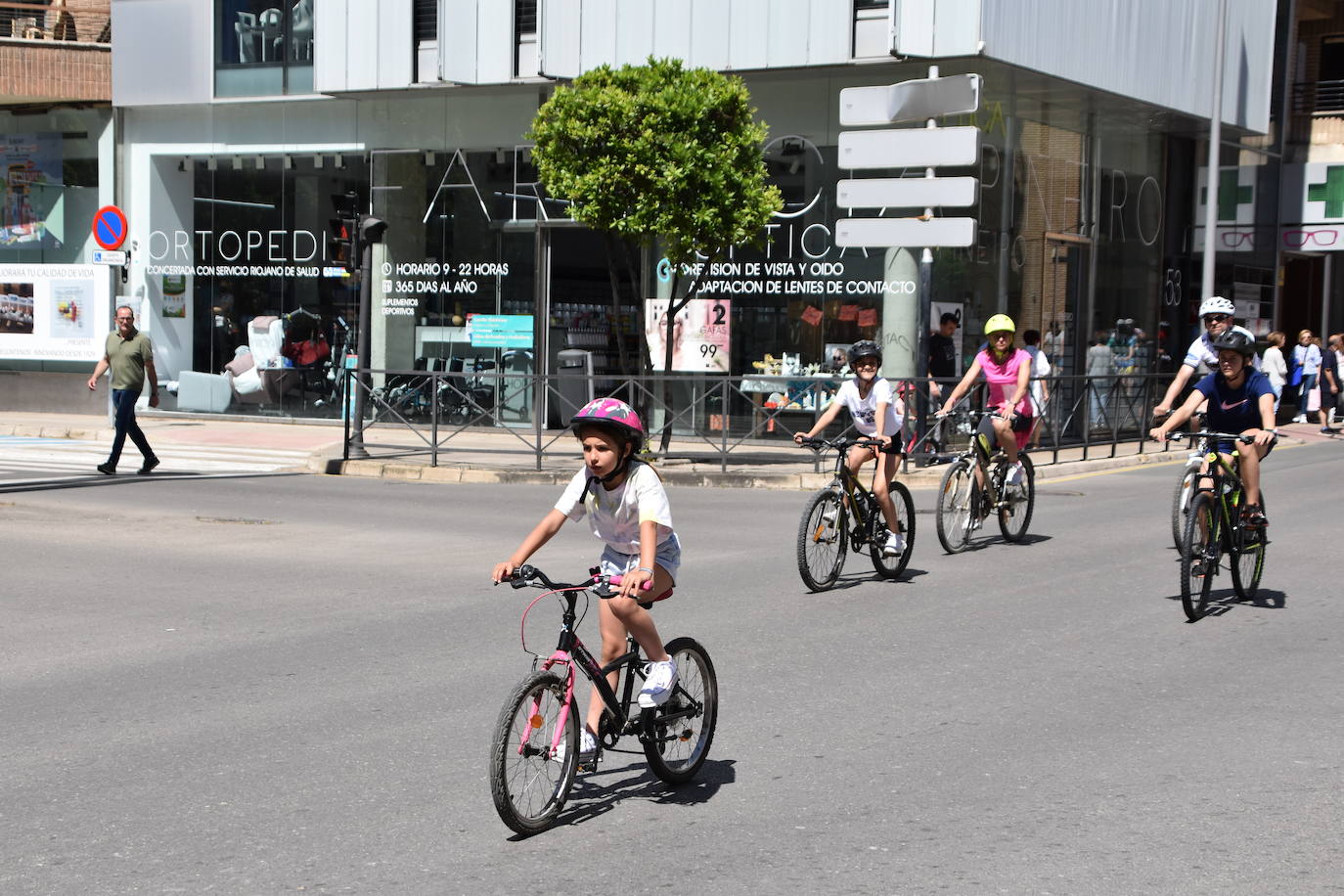 Fotos: En bici contra el cáncer por las calles de Calahorra