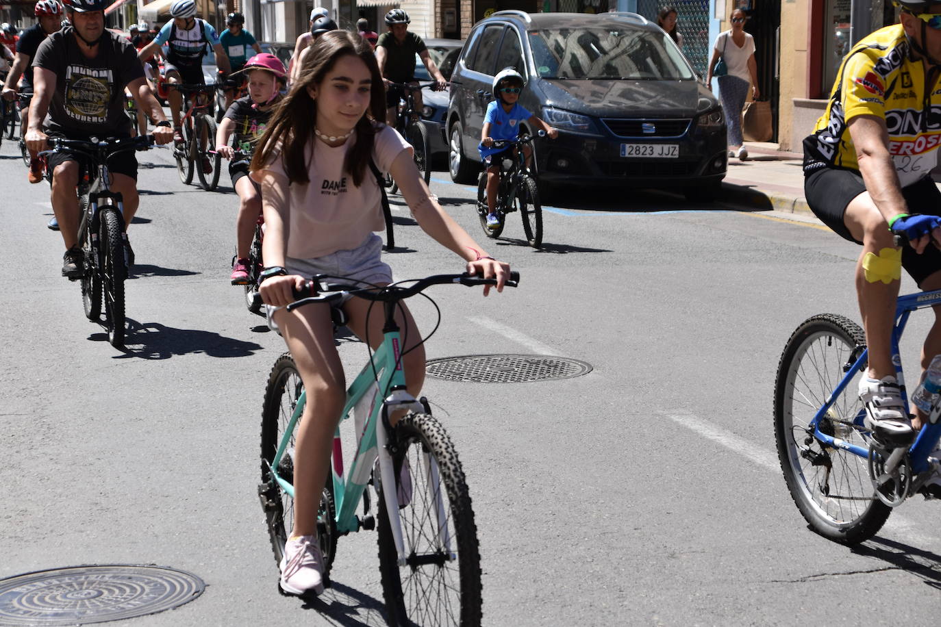 Fotos: En bici contra el cáncer por las calles de Calahorra