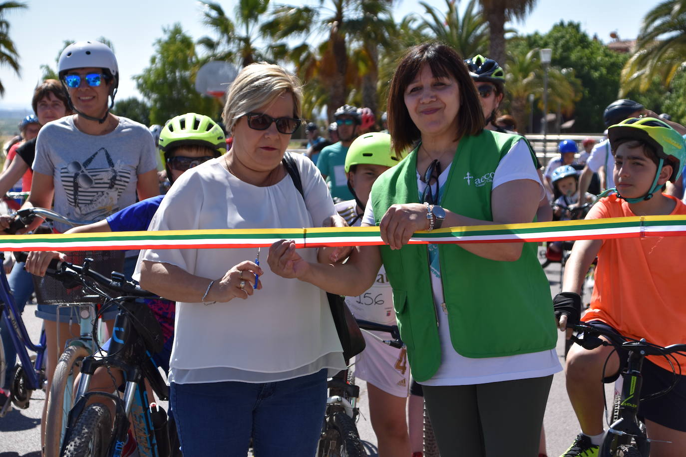 Fotos: En bici contra el cáncer por las calles de Calahorra