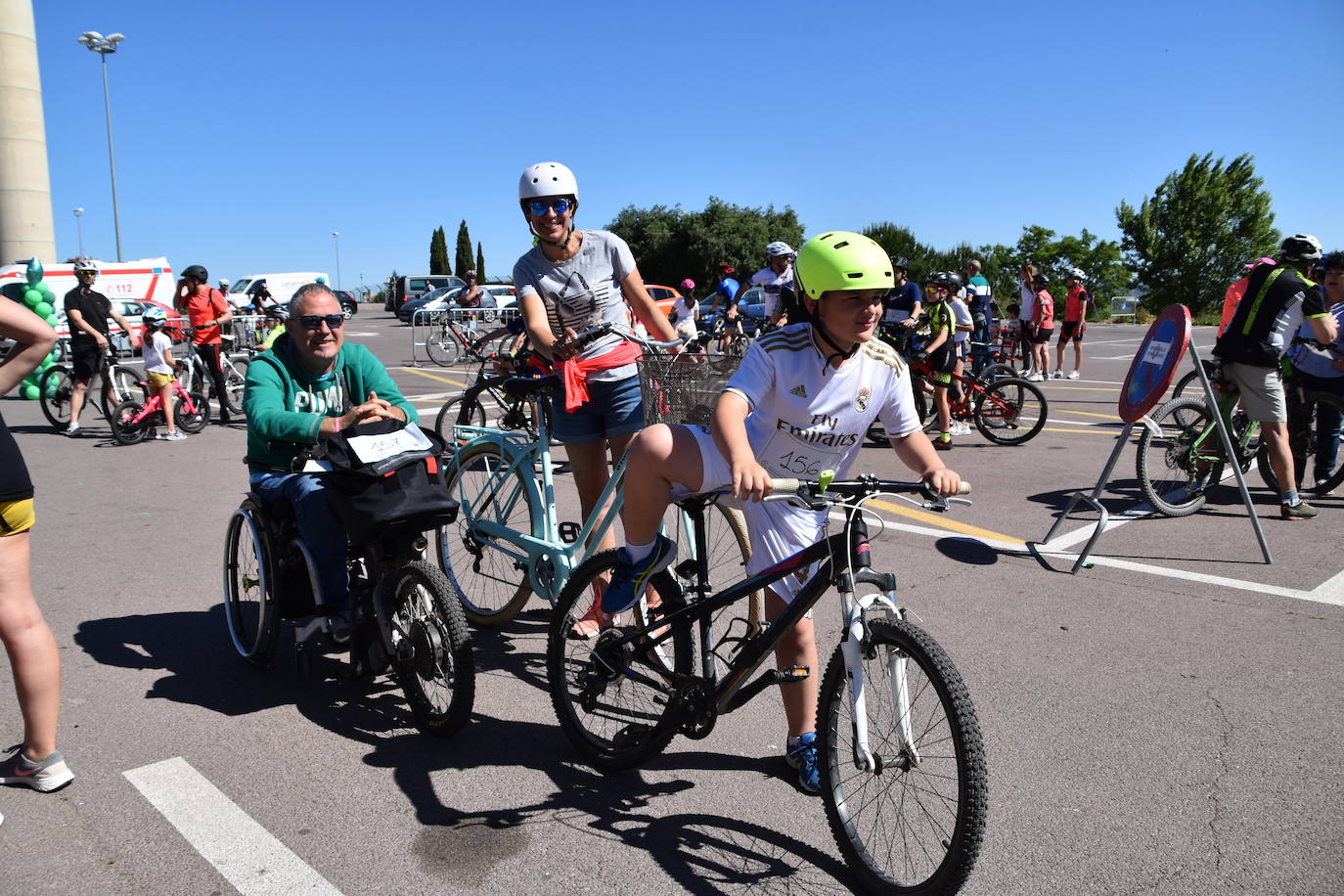 Fotos: En bici contra el cáncer por las calles de Calahorra