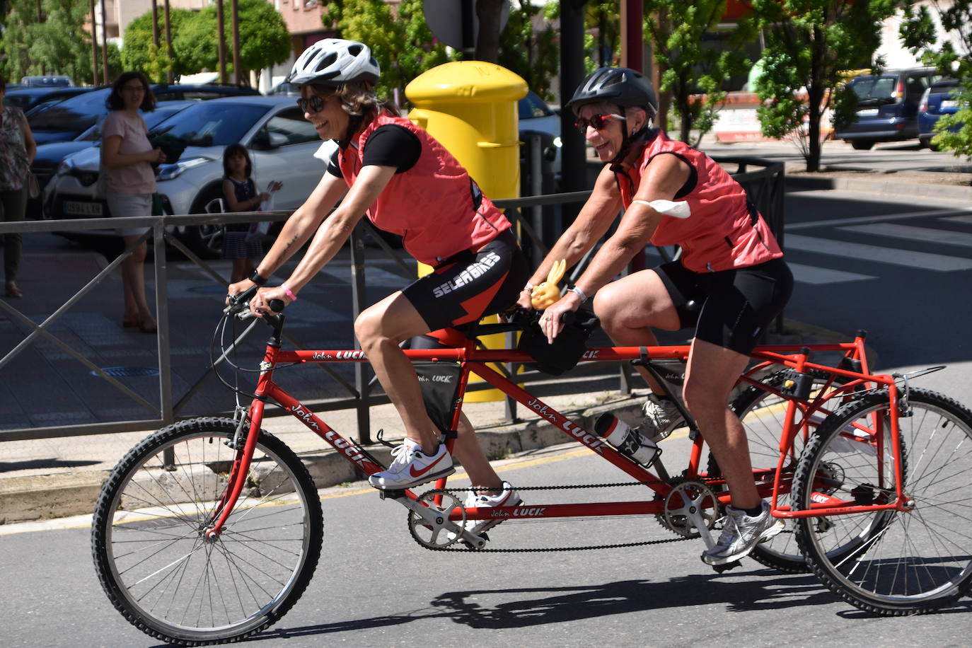 Fotos: En bici contra el cáncer por las calles de Calahorra