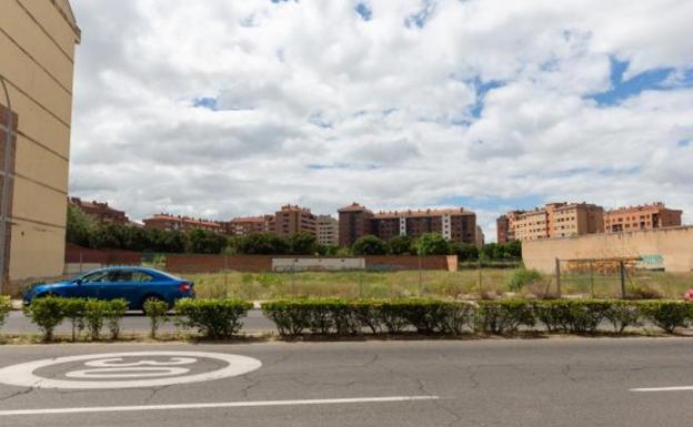 Solar donde se va a levantar la residencia y en el que en su día estuvo Muebles Lis. 