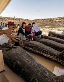 Imagen secundaria 2 - Exposición de los objetos descubiertos en Saqqara.