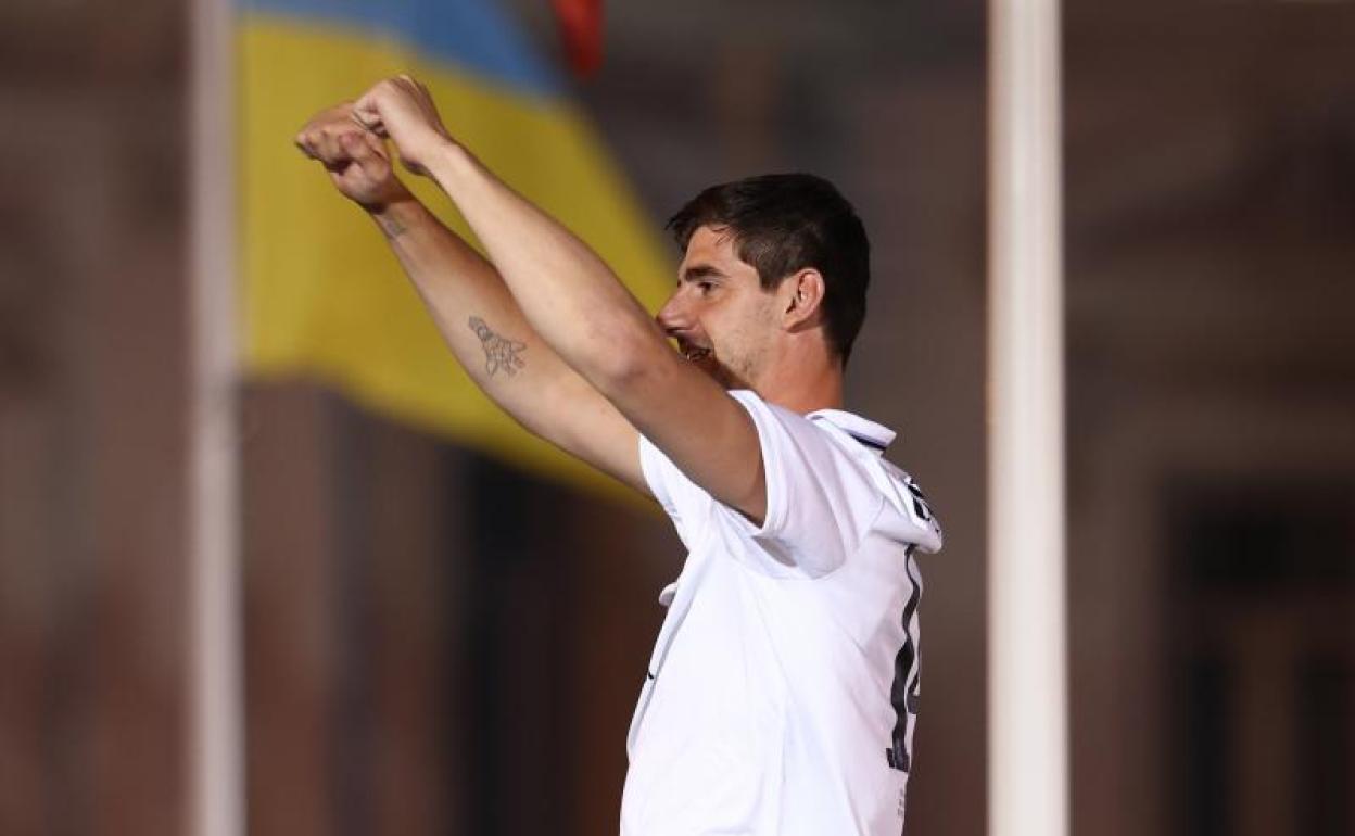 Thibaut Courtois, durante la celebración del Real Madrid por la Champions. 