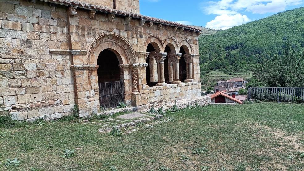 La iglesia de San Cristóbal, imponente edificio románico, domina desde lo alto la vista sobre la población de Canales de la Sierra. 