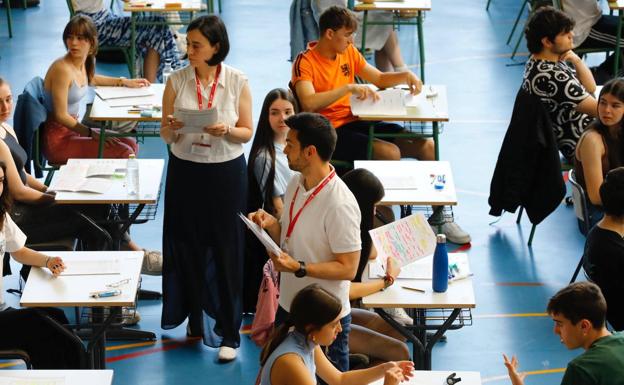 Alumnos, a primera hora en el polideportivo.