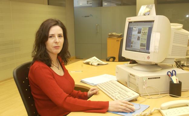 Imagen principal - Noemí Iruzubieta en varios momentos de ssu trabajo en larioja.com: 2002, 2000 y 2008