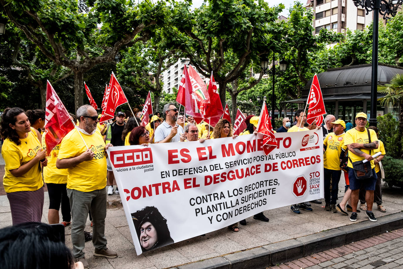 Fotos: Trabajadores de Correos, llamados a secundar la huelga en La Rioja