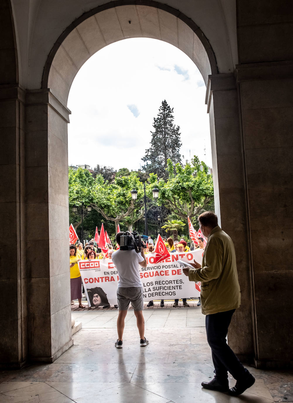 Fotos: Trabajadores de Correos, llamados a secundar la huelga en La Rioja