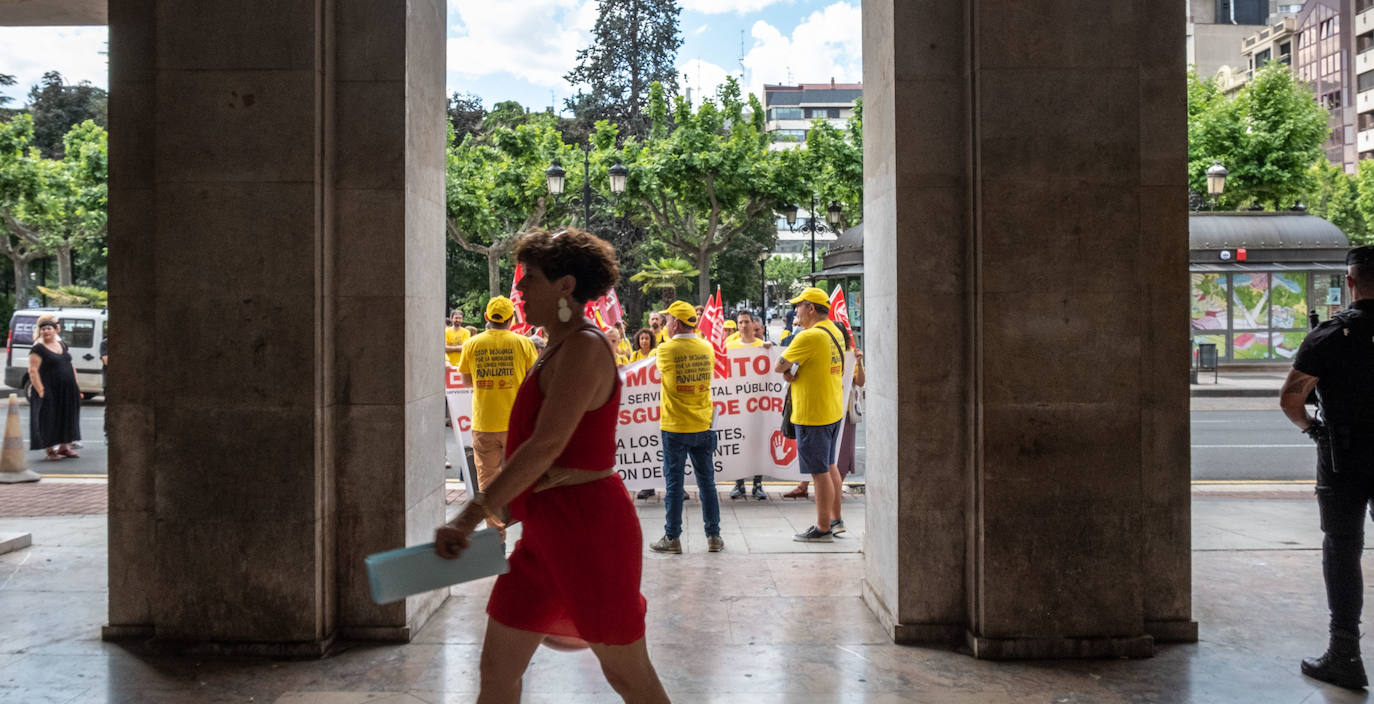 Fotos: Trabajadores de Correos, llamados a secundar la huelga en La Rioja