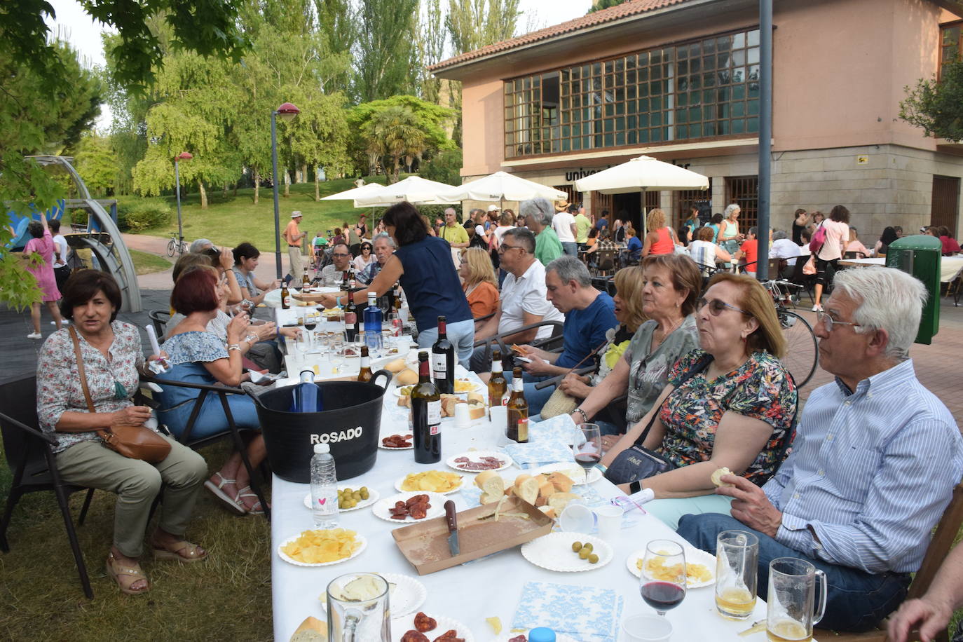 Fotos: Merienda entre profesores y alumnos de la UPL como fiesta de fin de curso