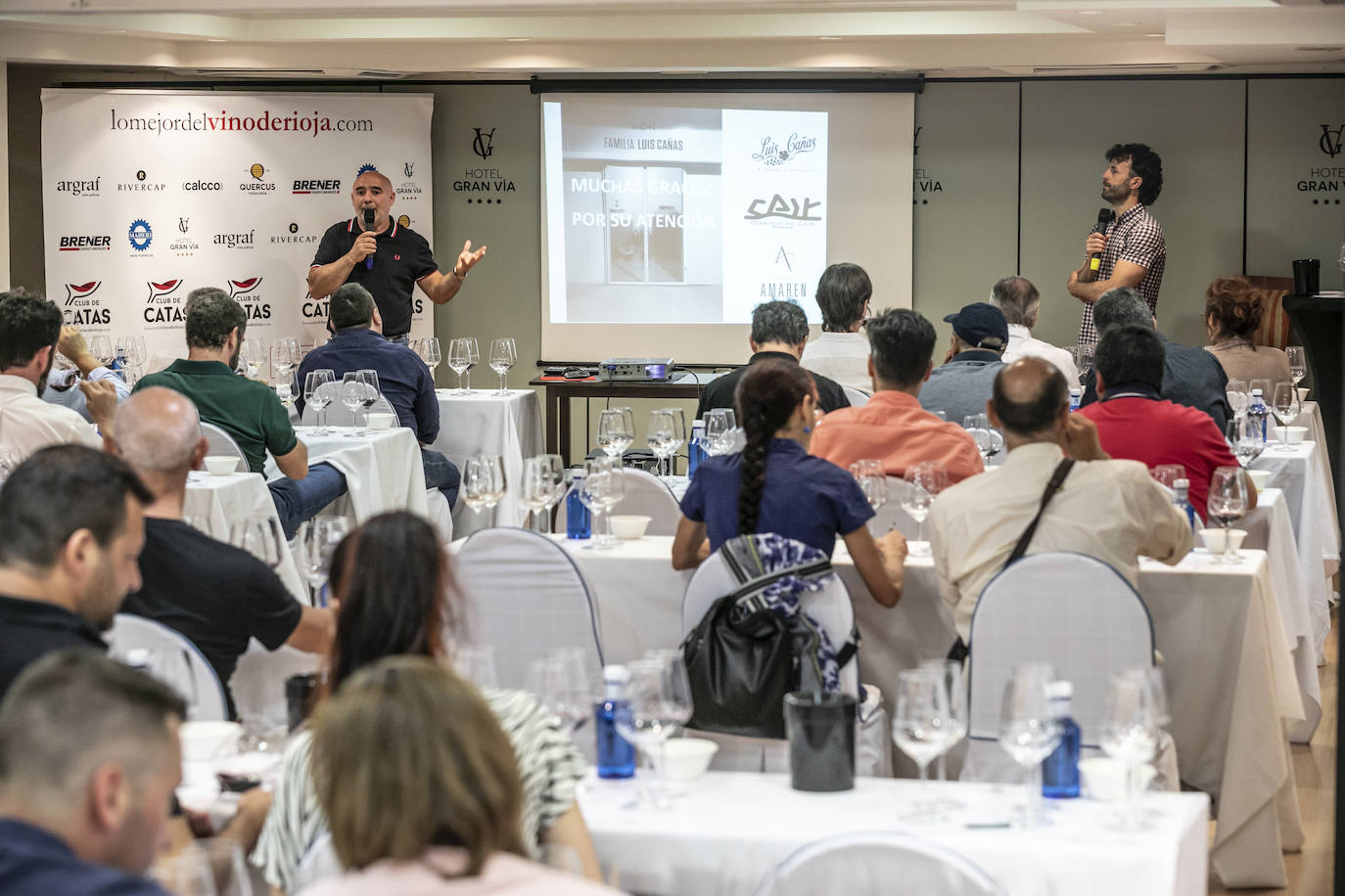 Rubén Jiménez y Pedro Pablo Amurrio, enólogos de Bodegas Luis Cañas, presentaron para el club de catas de lomejordelvinoderioja.com una muestra de los vinos de la bodega matriz (Villabuena de Álava) y de Amaren (Samaniego).