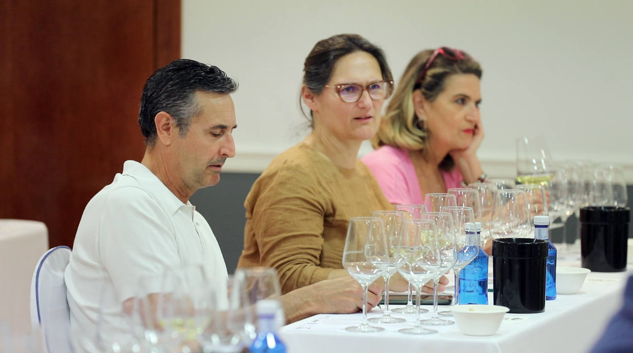 Rubén Jiménez y Pedro Pablo Amurrio, enólogos de Bodegas Luis Cañas, presentaron para el club de catas de lomejordelvinoderioja.com una muestra de los vinos de la bodega matriz (Villabuena de Álava) y de Amaren (Samaniego).