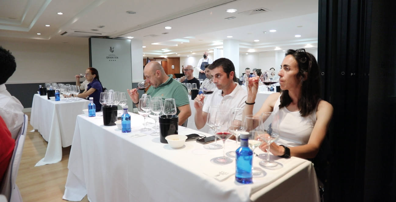 Rubén Jiménez y Pedro Pablo Amurrio, enólogos de Bodegas Luis Cañas, presentaron para el club de catas de lomejordelvinoderioja.com una muestra de los vinos de la bodega matriz (Villabuena de Álava) y de Amaren (Samaniego).