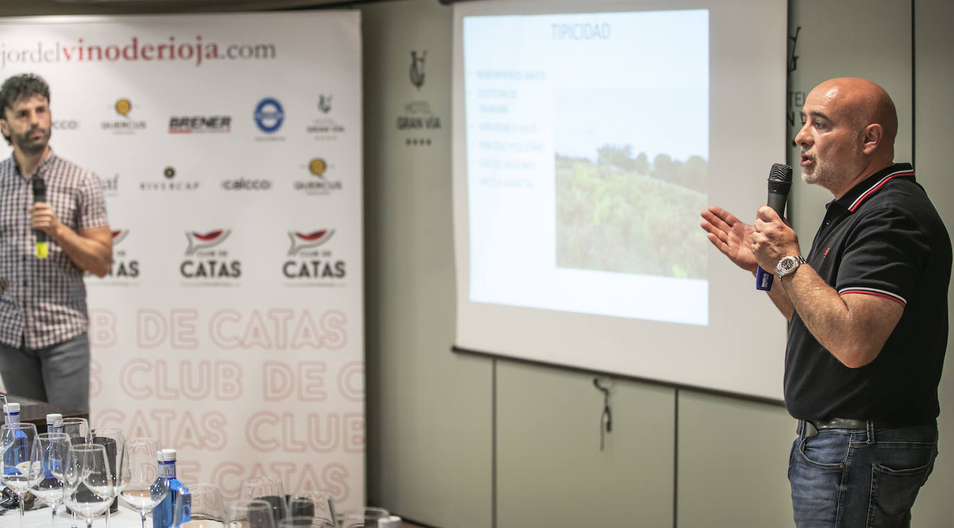 Rubén Jiménez y Pedro Pablo Amurrio, enólogos de Bodegas Luis Cañas, presentaron para el club de catas de lomejordelvinoderioja.com una muestra de los vinos de la bodega matriz (Villabuena de Álava) y de Amaren (Samaniego).