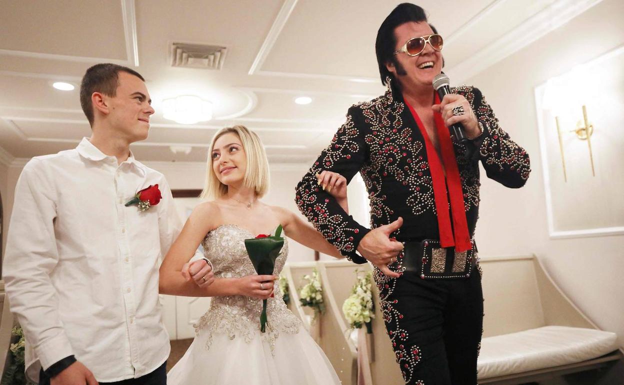 Un imitador de Elvis canta en una boda oficiada en la capilla Graceland.