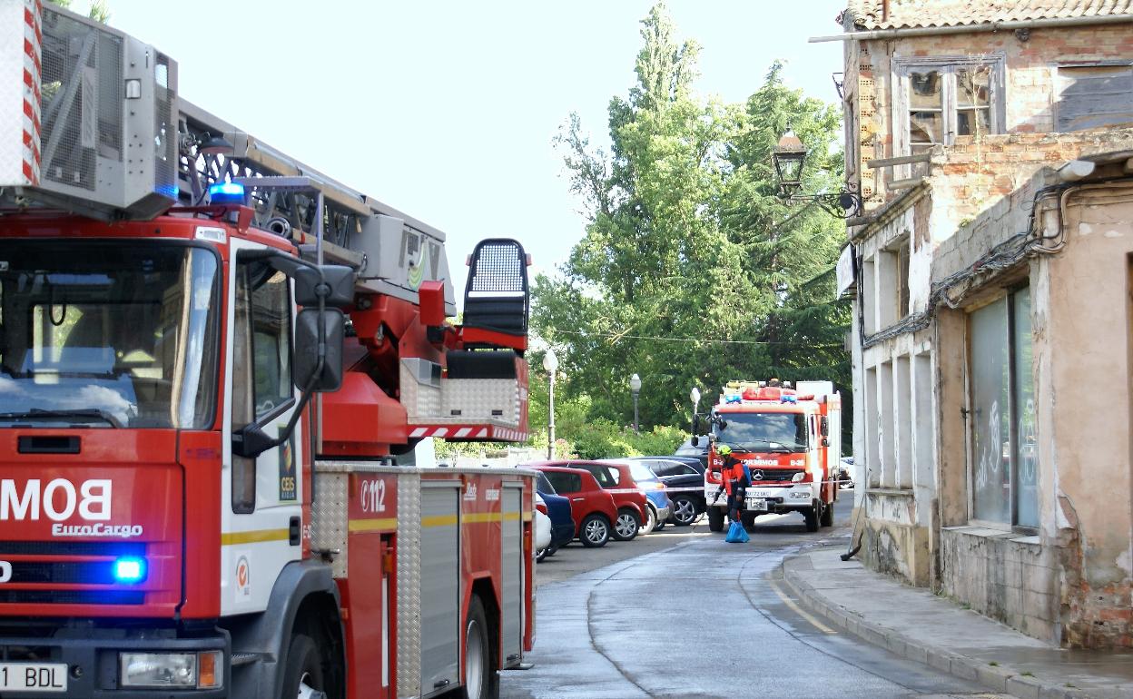 Los bomberos intervienen para limpiar un vertido de gasoil en Nájera