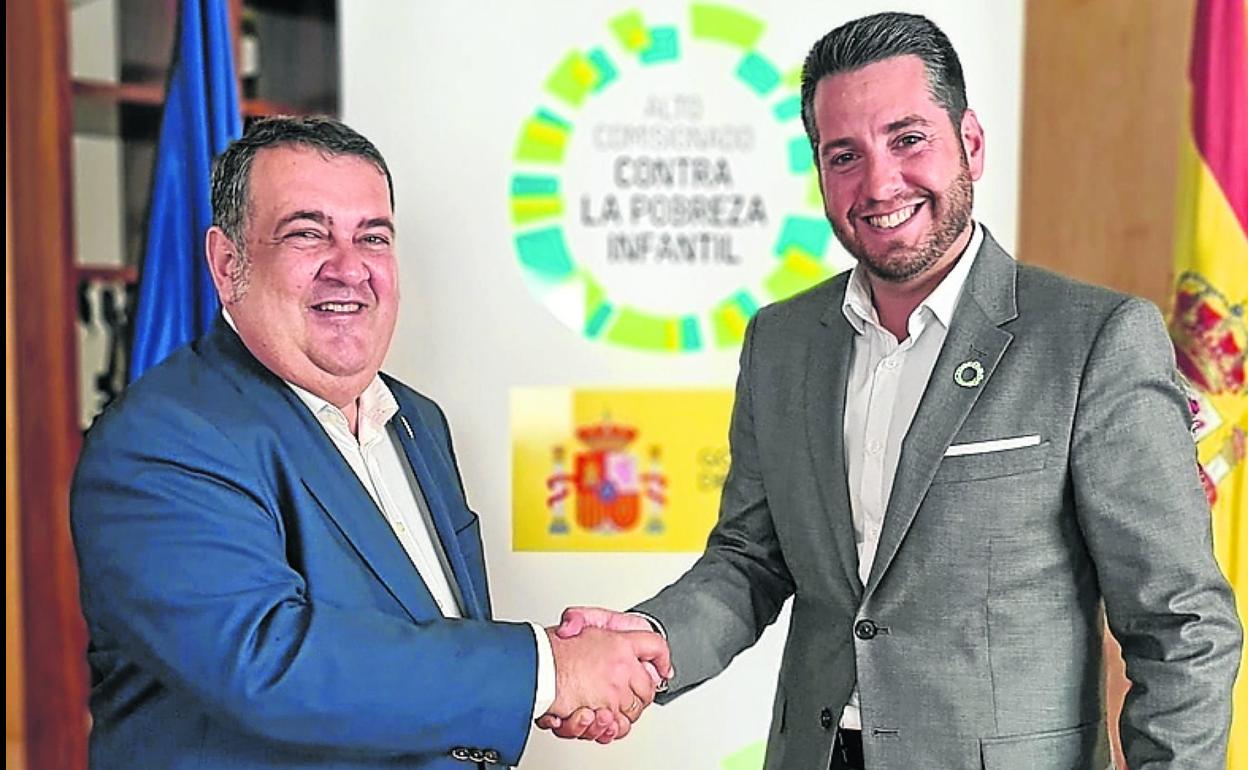 Ernesto Gasco y Javier García formalizaron la adhesión de Arnedo. 