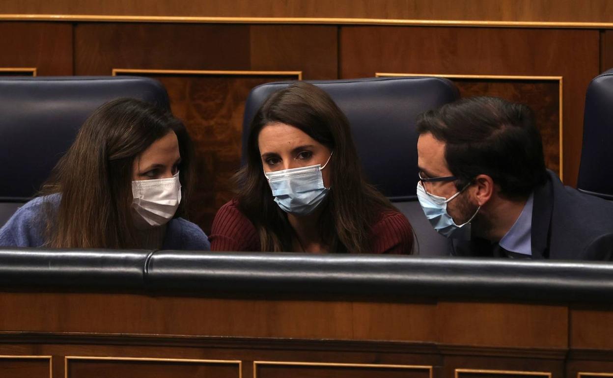 Ione Belarra, Irene Montero y Alberto Garzón dialogan durante un pleno del Congreso de los Diputados.