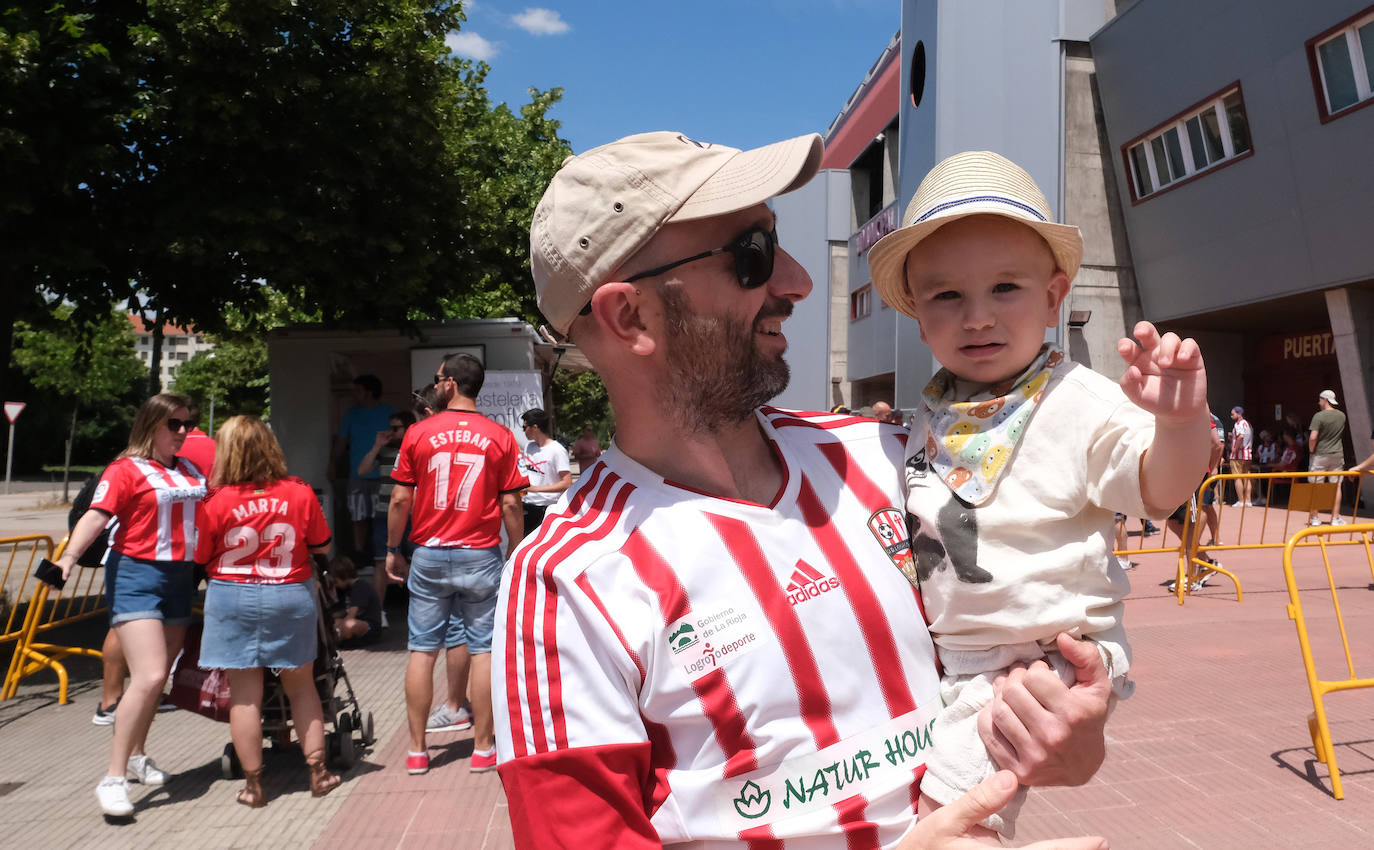 Fotos: Los aficionados disfrutan de una paella en la Fan Zone de la UD Logroñés