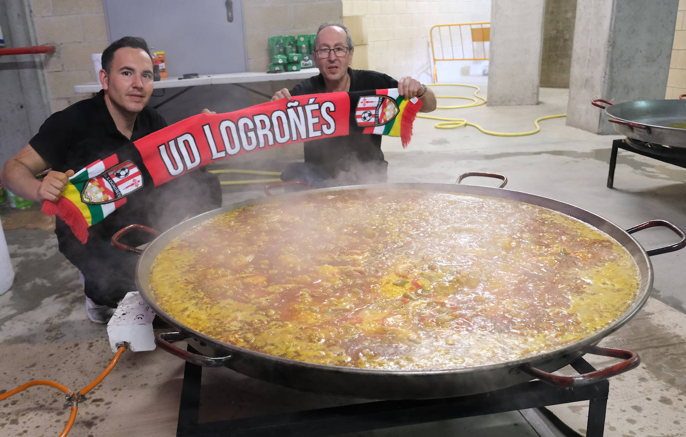 Fotos: Los aficionados disfrutan de una paella en la Fan Zone de la UD Logroñés