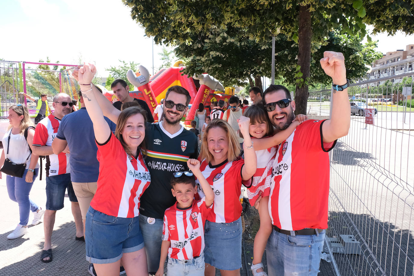 Fotos: Los aficionados disfrutan de una paella en la Fan Zone de la UD Logroñés