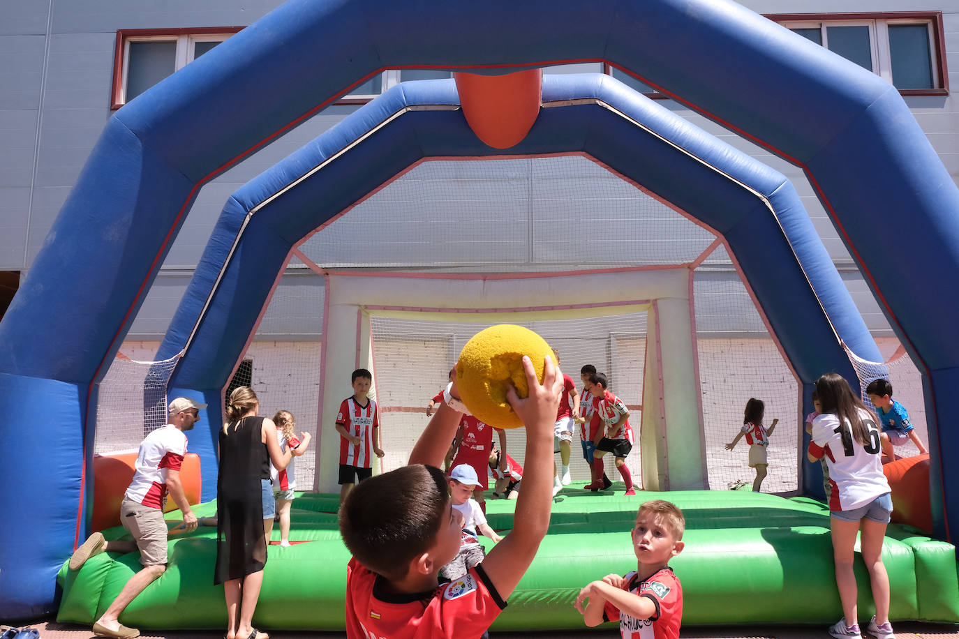 Fotos: Los aficionados disfrutan de una paella en la Fan Zone de la UD Logroñés