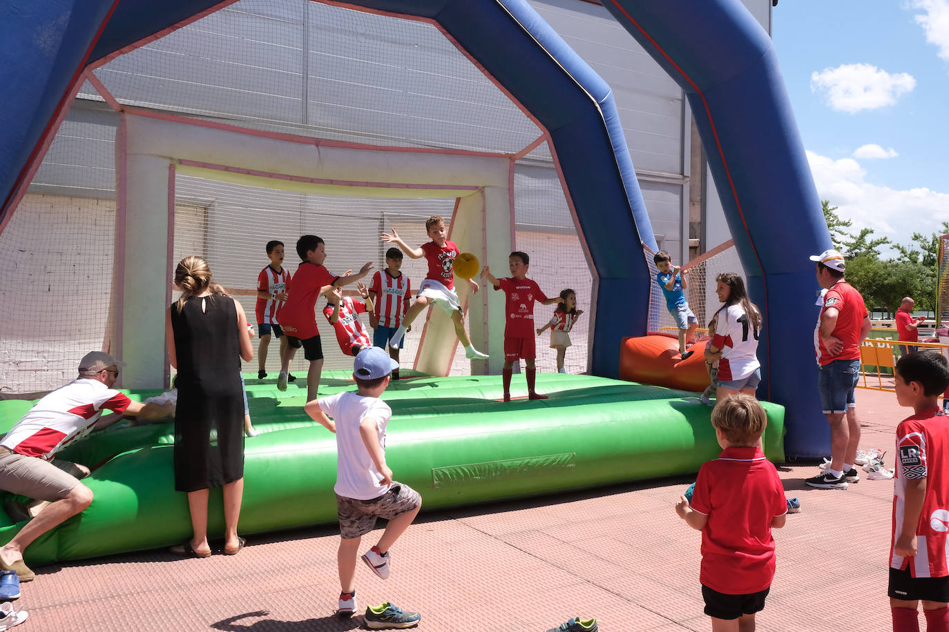 Fotos: Los aficionados disfrutan de una paella en la Fan Zone de la UD Logroñés