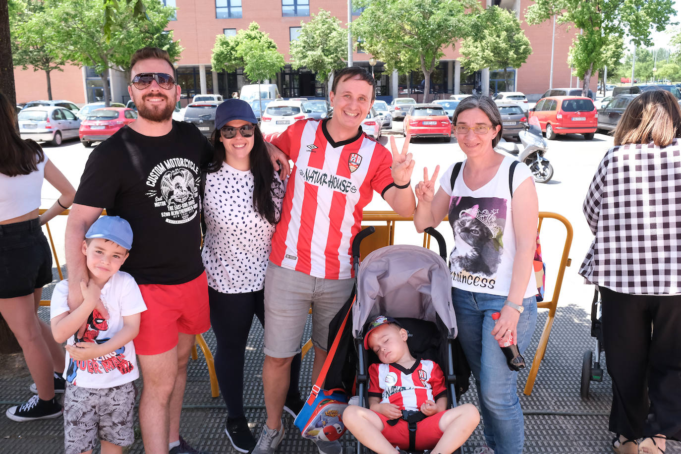 Fotos: Los aficionados disfrutan de una paella en la Fan Zone de la UD Logroñés