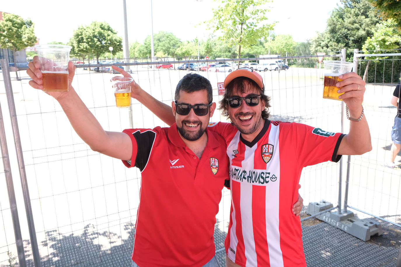 Fotos: Los aficionados disfrutan de una paella en la Fan Zone de la UD Logroñés