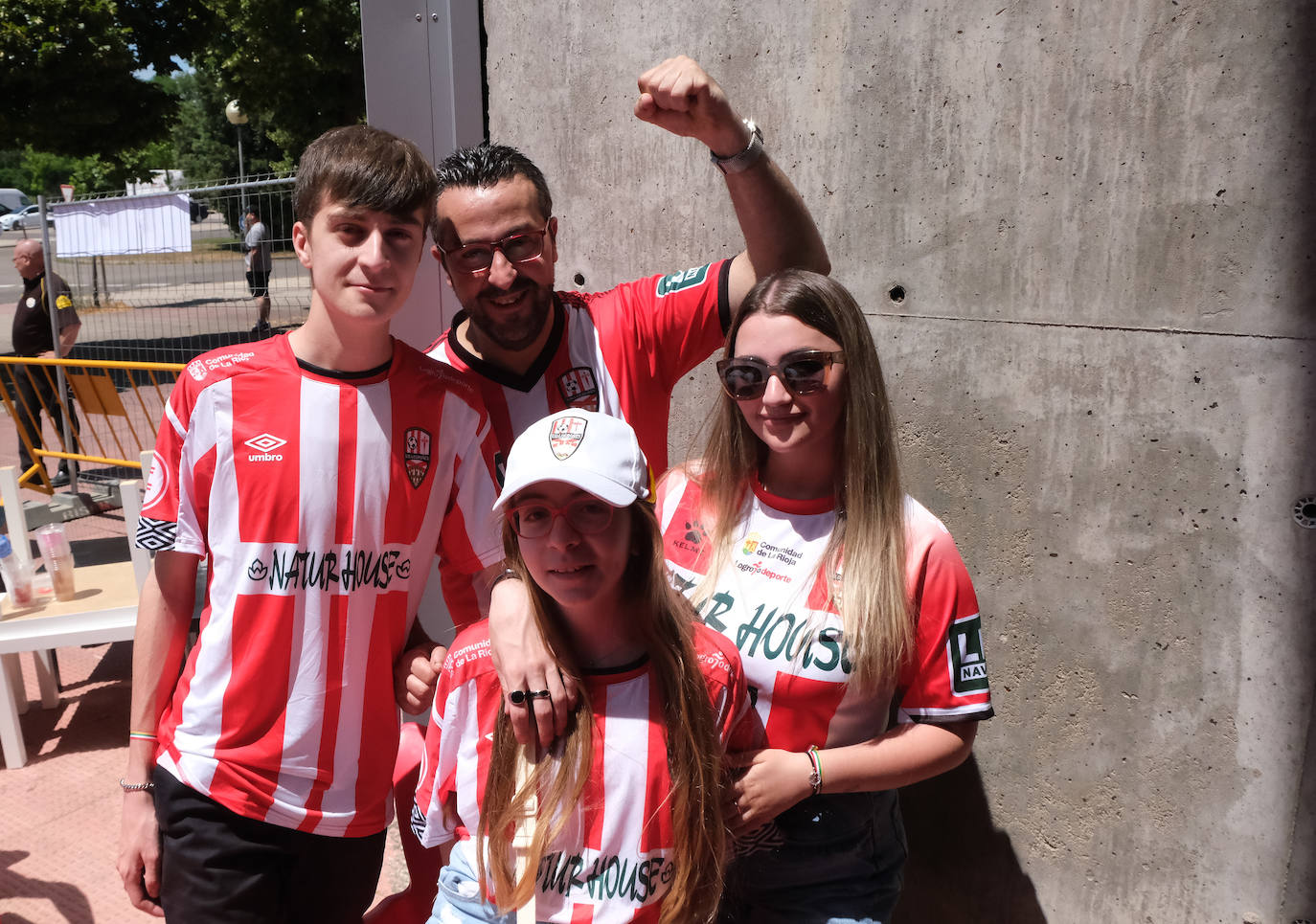 Fotos: Los aficionados disfrutan de una paella en la Fan Zone de la UD Logroñés