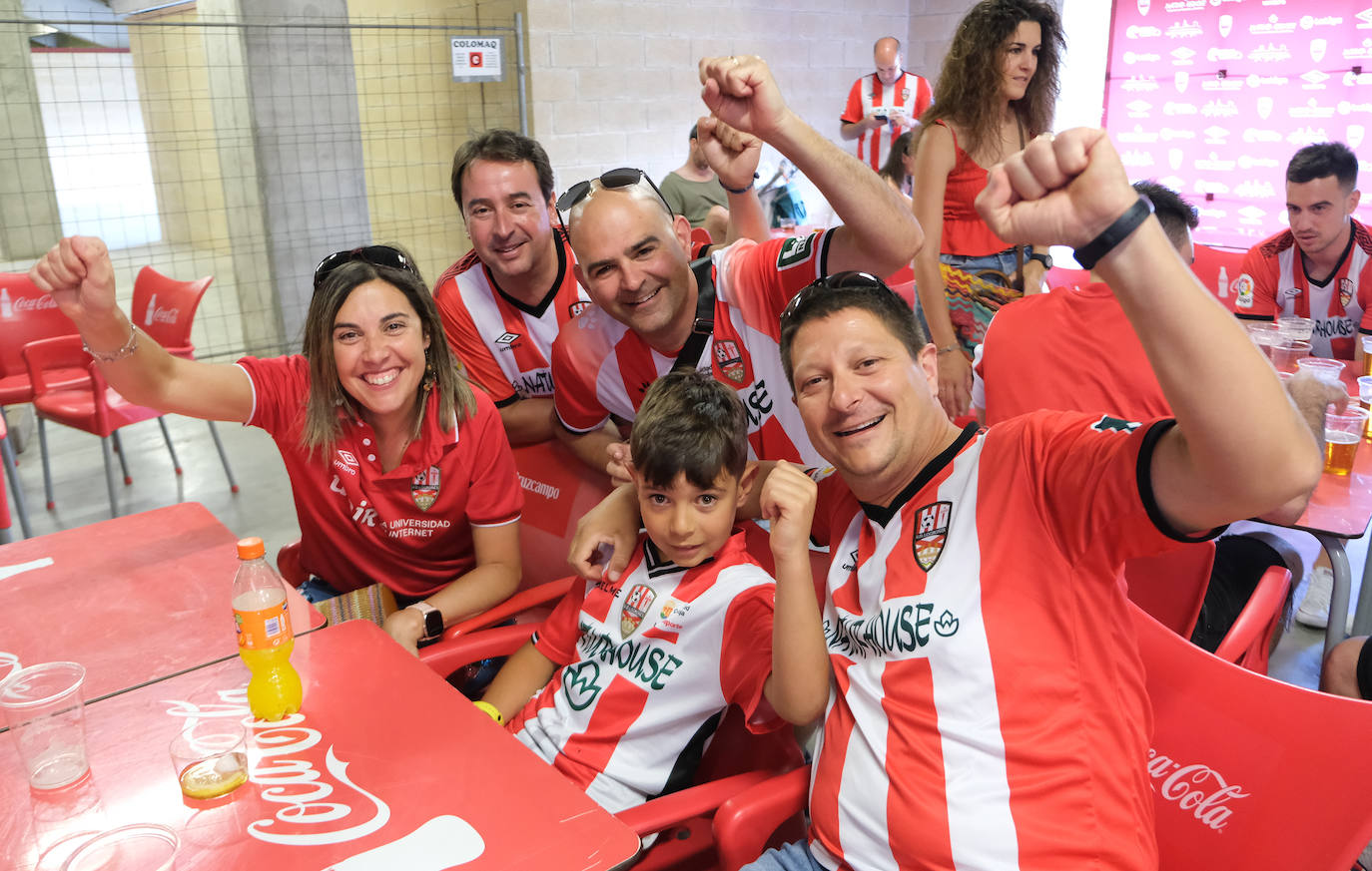 Fotos: Los aficionados disfrutan de una paella en la Fan Zone de la UD Logroñés