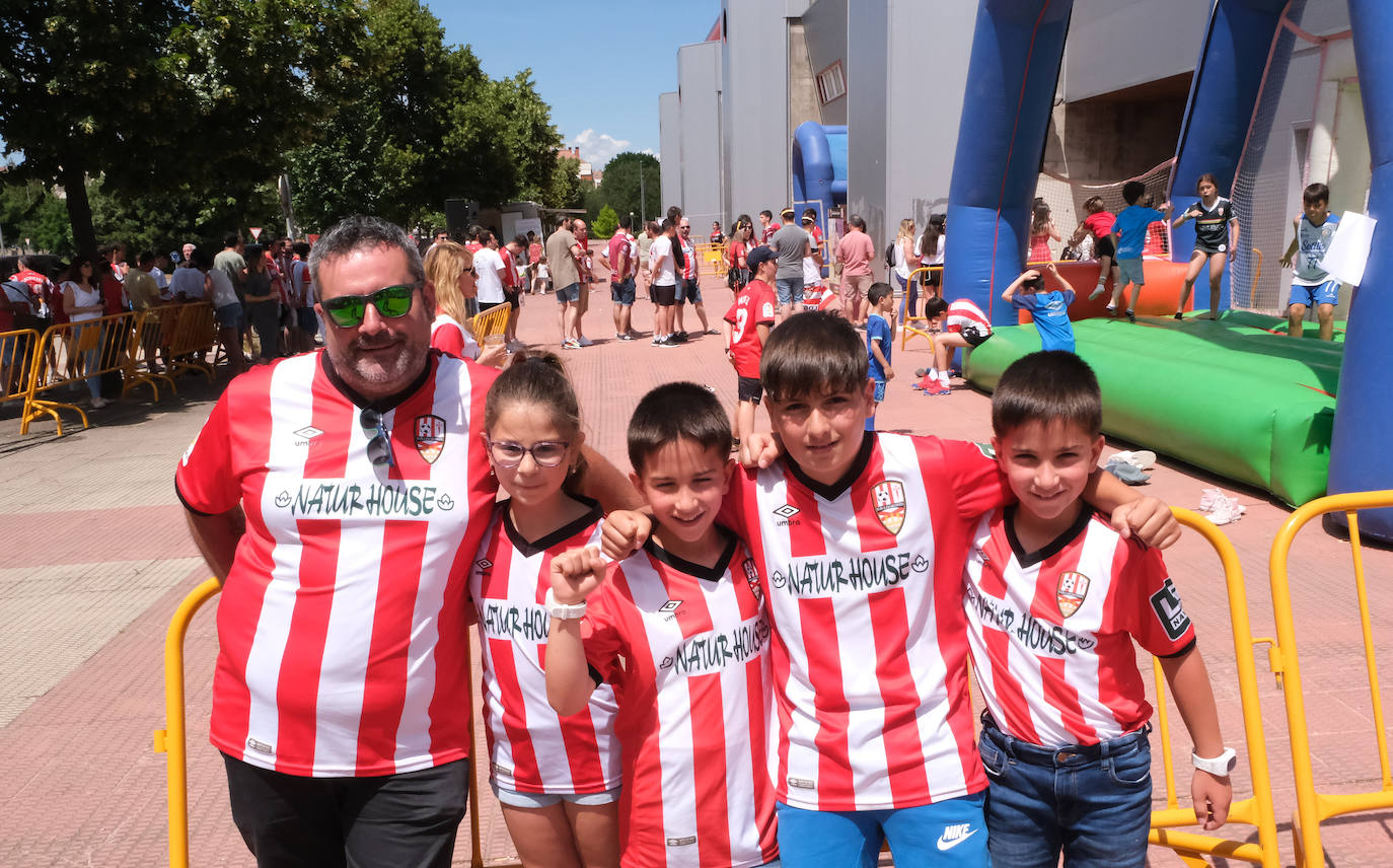 Fotos: Los aficionados disfrutan de una paella en la Fan Zone de la UD Logroñés