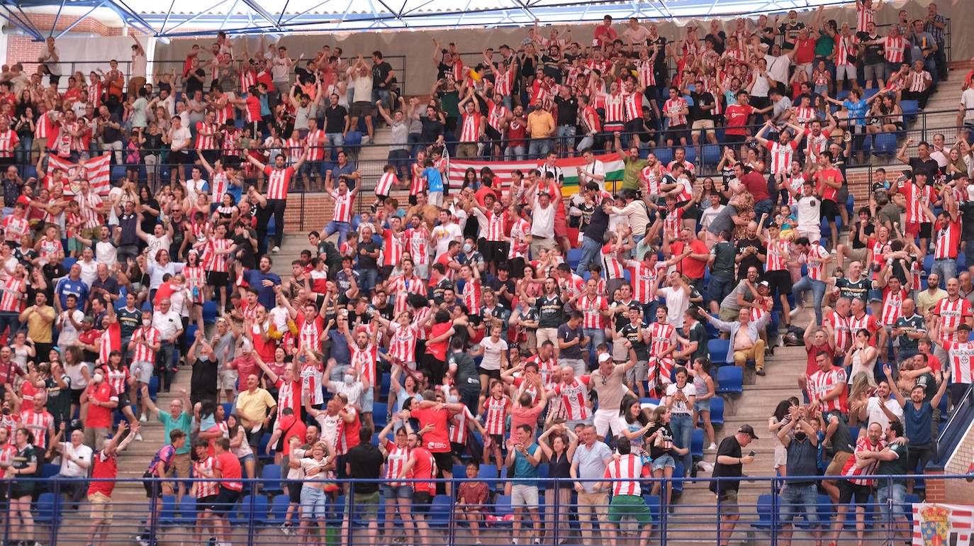 Fotos: Así se vivió el partido Villarreal B- UD Logroñés en el Palacio de los Deportes