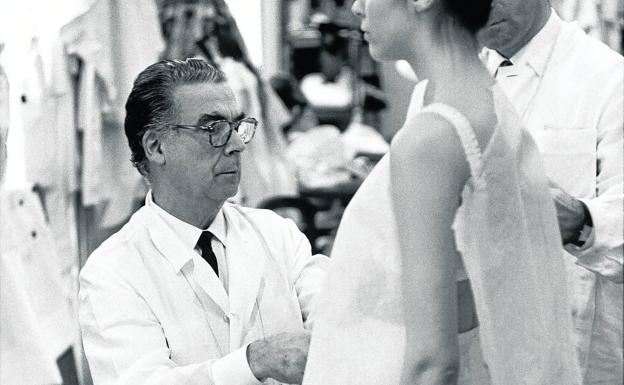 Cristobal Balenciaga con una de sus creaciones.