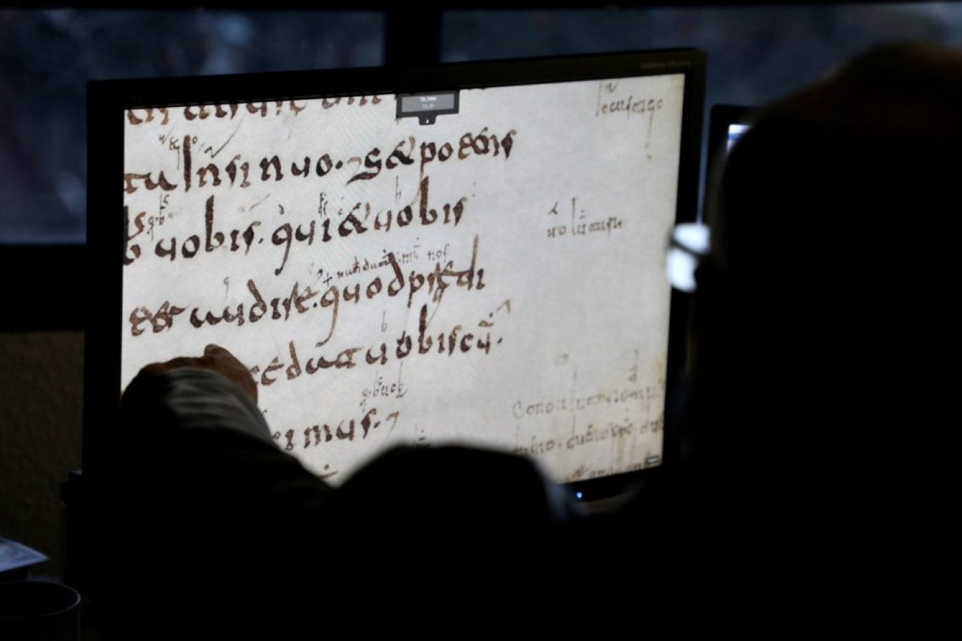 Fundación Factum, en Madrid, el pasado febrero durante los trabajos de digitalización de las Glosas Emilianenses;un técnico señala en una pantalla uno de los renglones del folio 72R del Códice 60. 