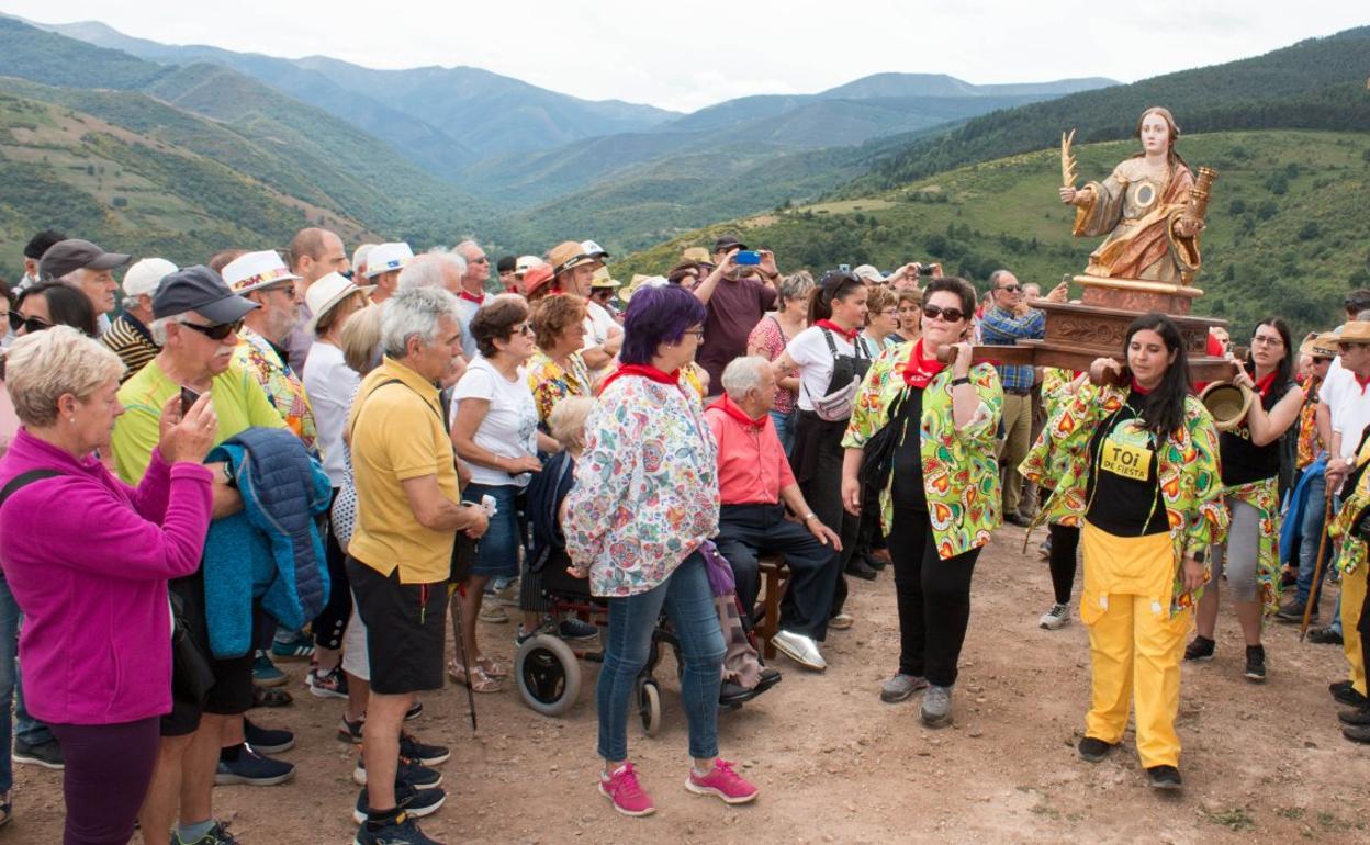 Procesión con la imagen de Santa Bárbara, que solo puede ser portada por las mujeres. 